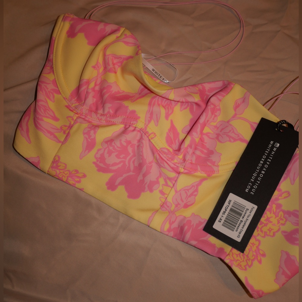 White fox follow you anywhere crop Size: XS NEW WITH TAGS